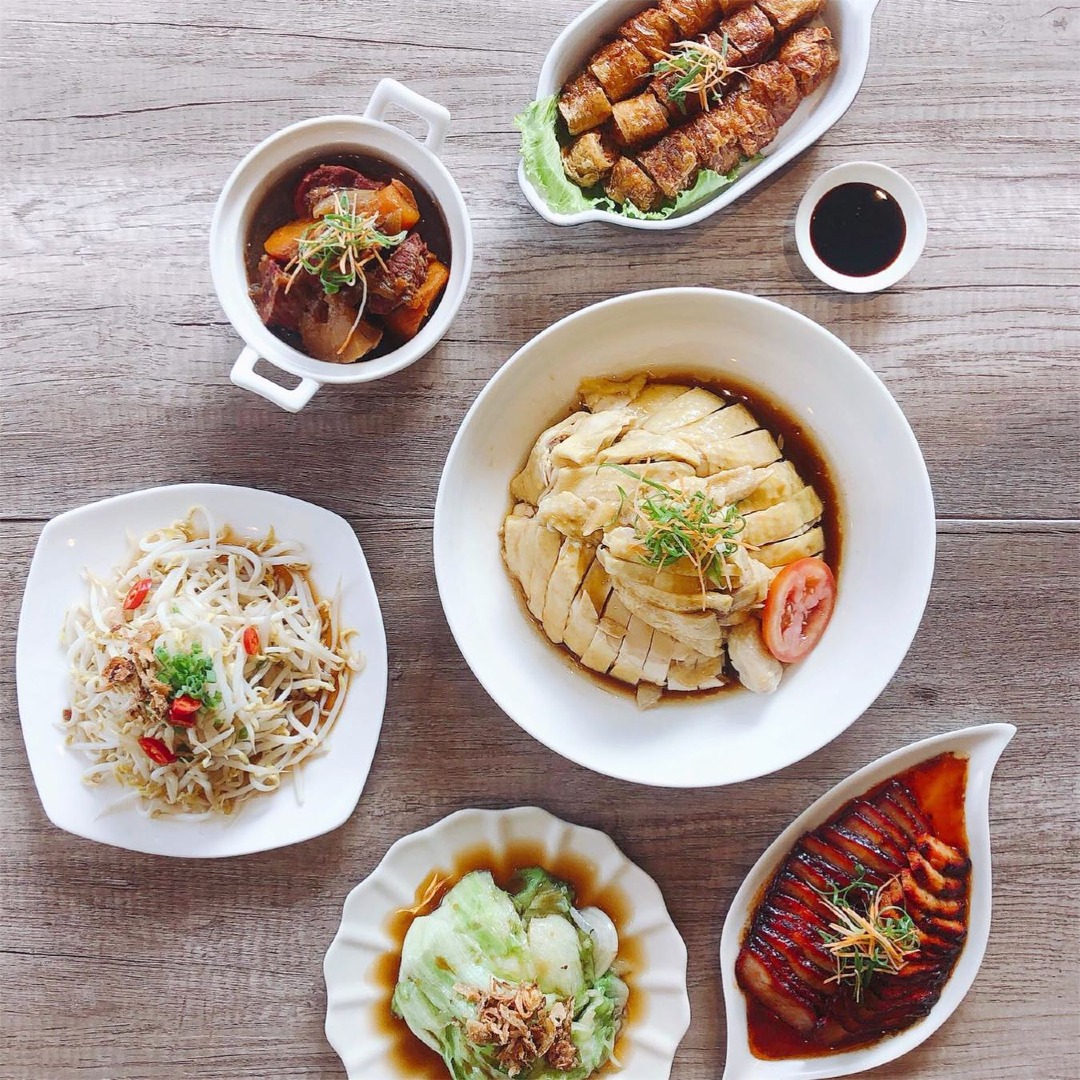 Singaporean street food dishes.